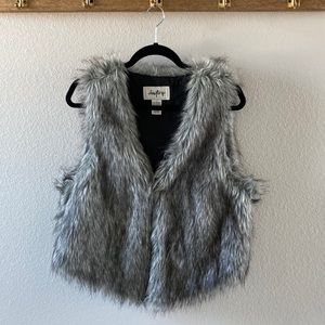 Daytrip faux fur vest size large